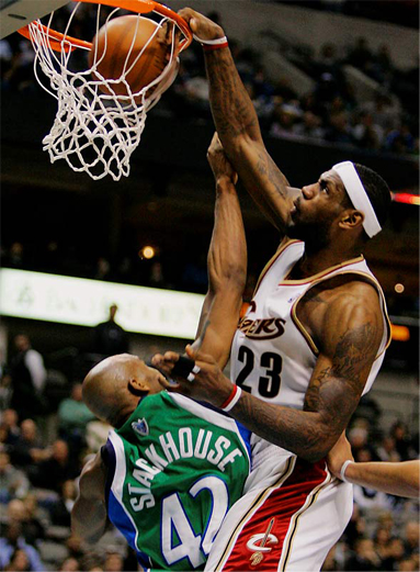 lebron_dunks.jpg